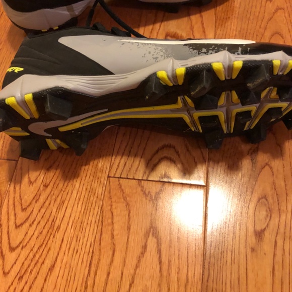 Nike Soccer Cleats - Picture 3 of 4